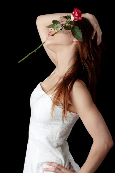 Gül desenli beyaz elbiseli güzel genç kadın — Stok fotoğraf