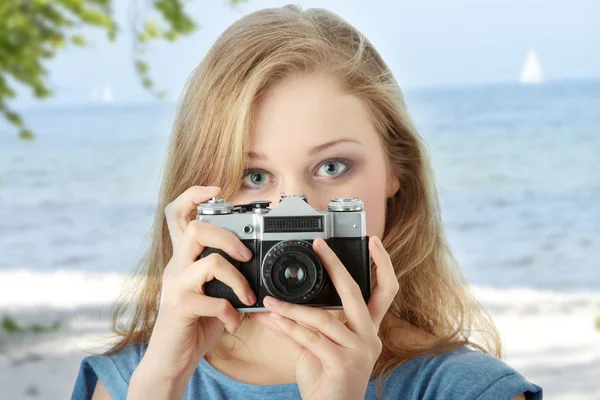 Kaunis tyttö tekee valokuvan — kuvapankkivalokuva