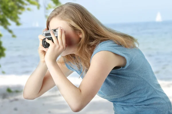 Menina bonita fazendo foto — Fotografia de Stock