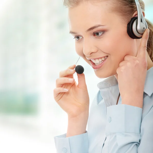 Mujer del centro de llamadas con auriculares — Foto de Stock