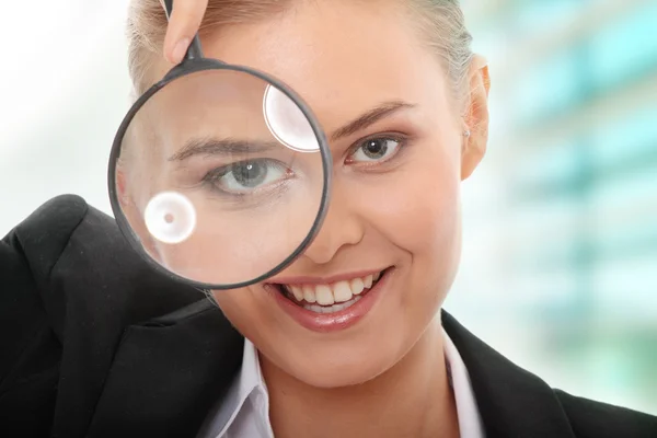 虫眼鏡を探しているビジネス女性 — ストック写真