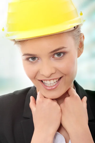 Trabalhador feminino confiante no capacete — Fotografia de Stock