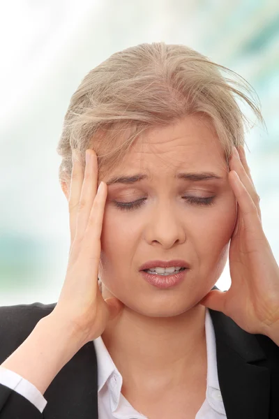 Mulher de negócios com dor de cabeça — Fotografia de Stock