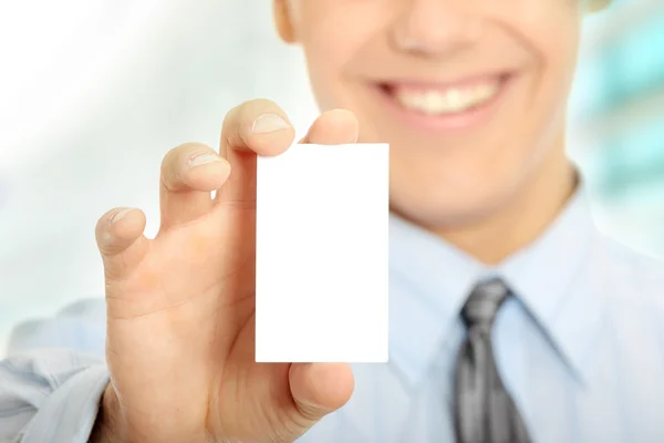 Empresário com cartão de visita em branco — Fotografia de Stock