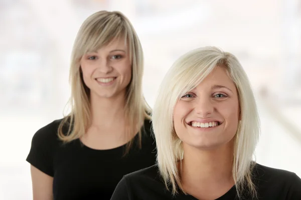 Portrait of two casual caucasian women — Stock Photo, Image