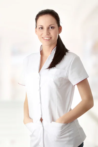 Молодая медсестра или женщина-врач — стоковое фото