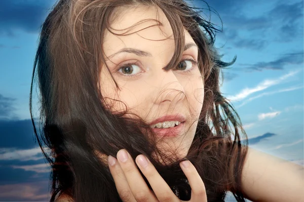 Жінка з підірваними волоссям — стокове фото