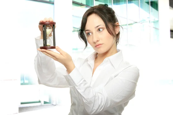 砂時計を持つ若いビジネス女性 — ストック写真