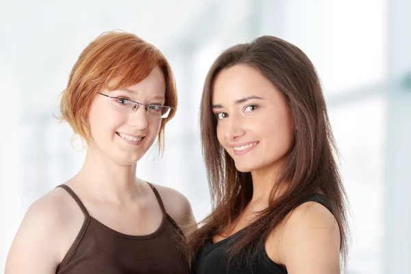 Twee jonge dames — Stockfoto
