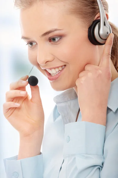 Mujer del centro de llamadas con auriculares — Foto de Stock