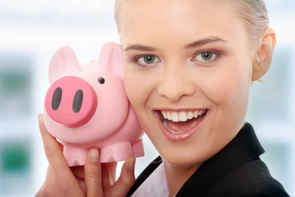 Zakenvrouw en piggy bank — Stockfoto