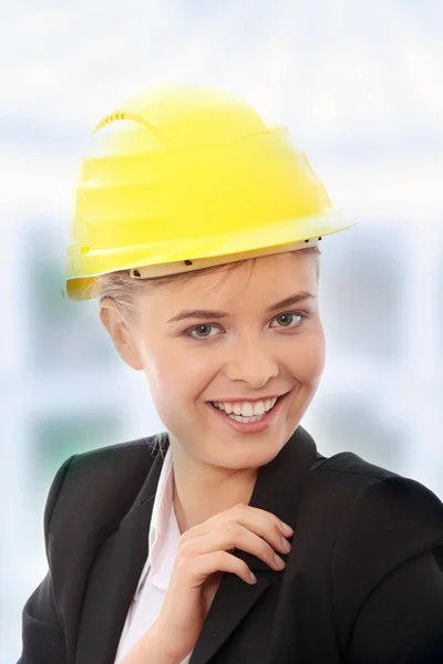 Selbstbewusste Arbeiterin mit Helm — Stockfoto