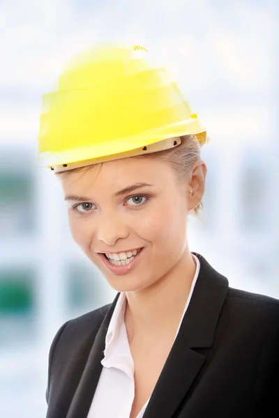 Trabajadora confiada en casco —  Fotos de Stock