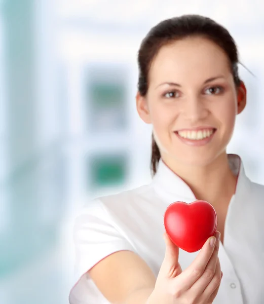 Ung sjuksköterska med hjärta — Stockfoto