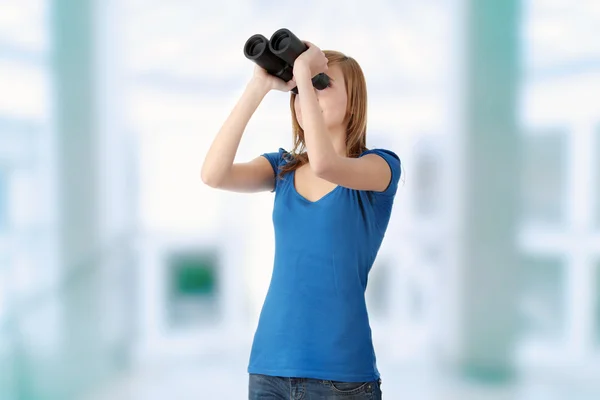 Dospívající dívka s binokulární — Stock fotografie
