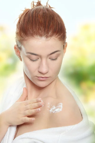 Žena použitím hydratační krém — Stock fotografie