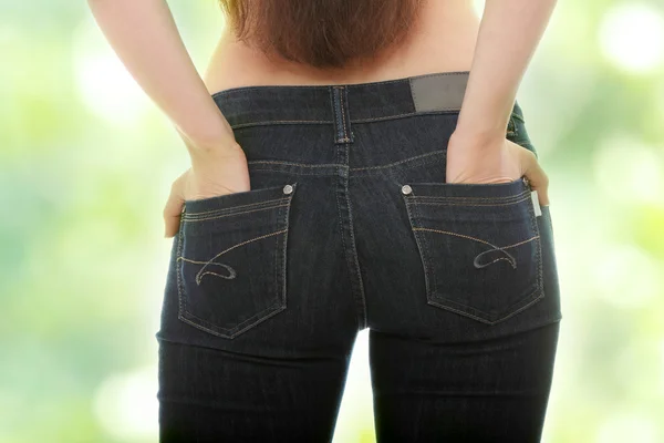 Giovane donna caucasica corpo in jeans — Foto Stock
