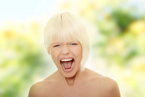 Prachtige blonde vrouw schreeuwen — Stockfoto