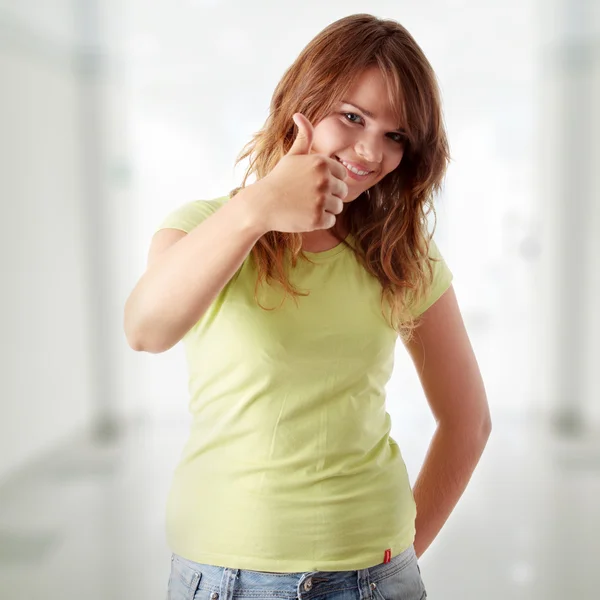 Young woman showing OK — Stock Photo, Image