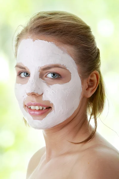 粘土のマスクを持つ若い女性の顔 — ストック写真