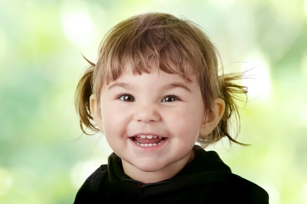 Портрет двухлетней девочки — стоковое фото