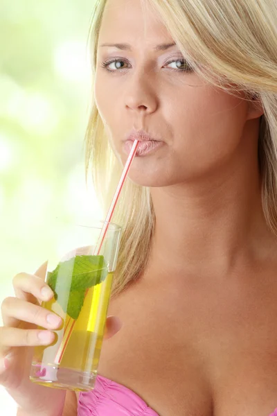 Güzel bir genç kadın soğuk içecek ile pembe bikini — Stok fotoğraf