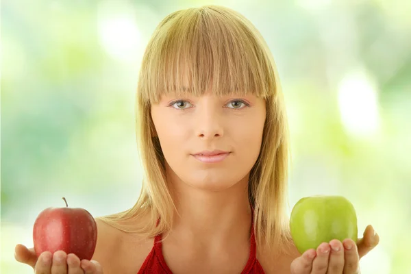 Mujer rubia joven con manzanas rojas y verdes — Foto de Stock