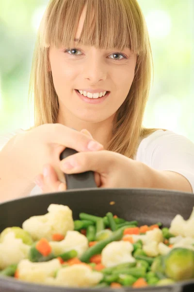Jonge vrouw koken voedsel — Stockfoto