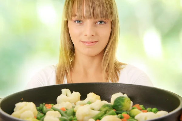 若い女性の調理食品 — ストック写真
