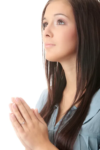Молодая кавказская женщина молится — стоковое фото