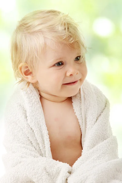 Glückliches Baby mit Handtuch — Stockfoto
