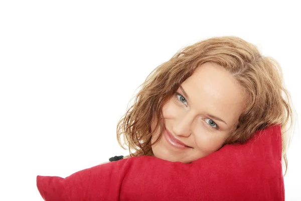Mujer de belleza con almohada roja —  Fotos de Stock
