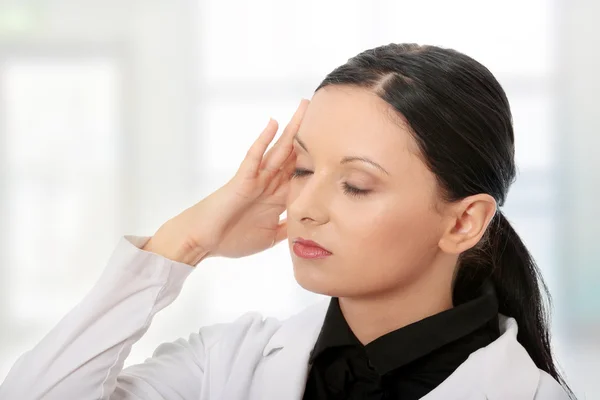 頭痛を持つ若いビジネス女性 — ストック写真