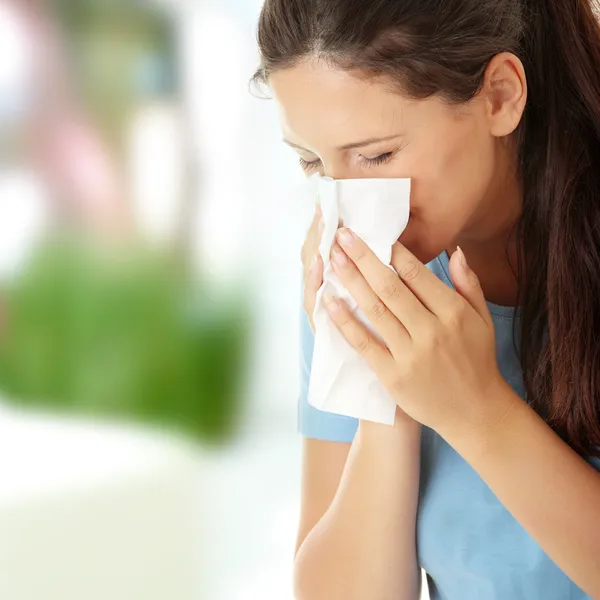 Tonårskvinna med allergi eller kyla — Stockfoto