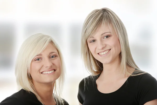 Portrait of two casual caucasian women — Stock Photo, Image