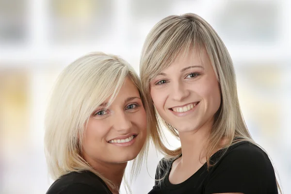 Happy young women friends laughing — Stock Photo, Image