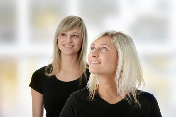 Happy young women friends laughing. — Stock Photo, Image