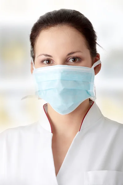 Ung sjuksköterska i mask — Stockfoto