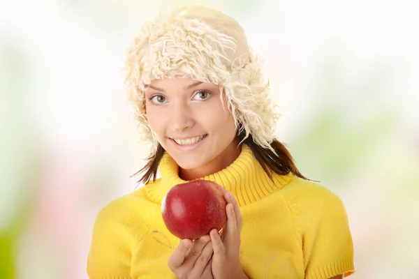 Жінка-підліток з червоним яблуком — стокове фото