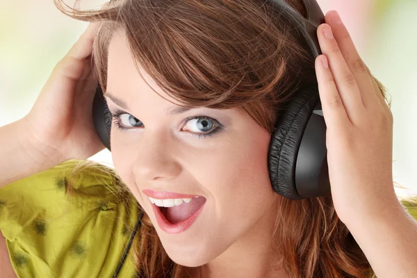 Hermosa adolescente escuchando música — Foto de Stock