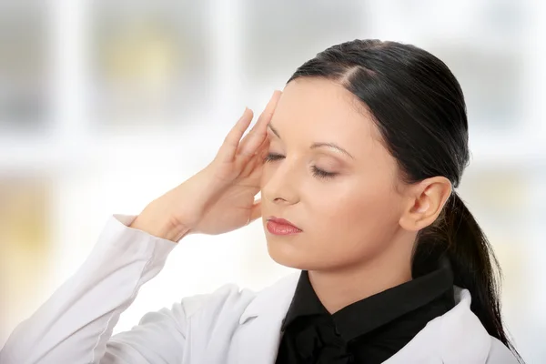 Joven mujer de negocios con dolor de cabeza —  Fotos de Stock