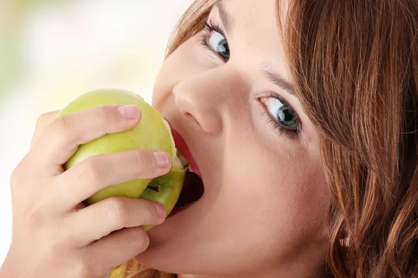 Menina adolescente e maçã — Fotografia de Stock