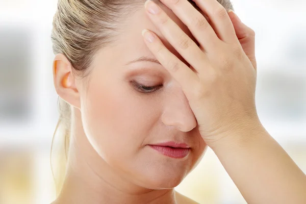 Kvinna med huvudvärk — Stockfoto