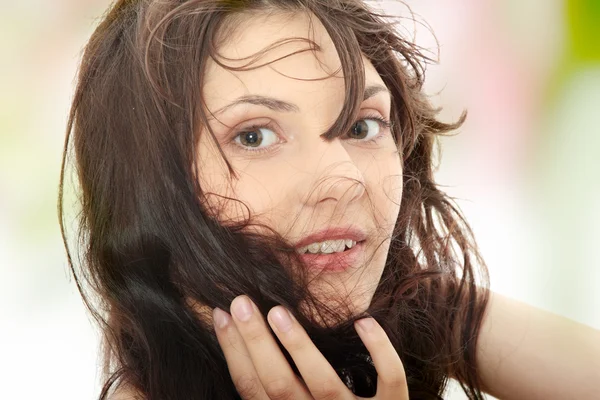Женщина с выветренными волосами — стоковое фото