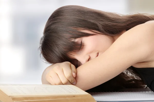 Спать во время учебы — стоковое фото