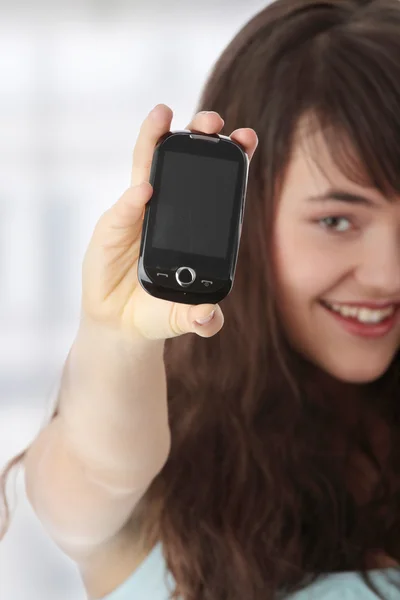 Молода біла жінка використовує мобільний телефон — стокове фото