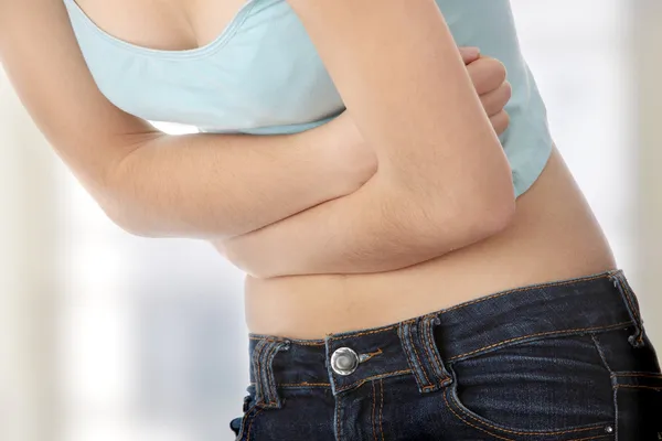 Giovane donna adolescente con mal di stomaco — Foto Stock