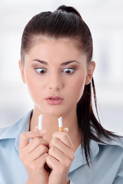 Jovem mulher quebrando cigarro — Fotografia de Stock