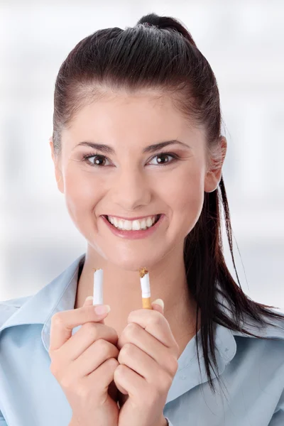 Junge Frau bricht Zigarette — Stockfoto