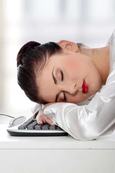 Zakenvrouw slapen op het toetsenbord — Stockfoto